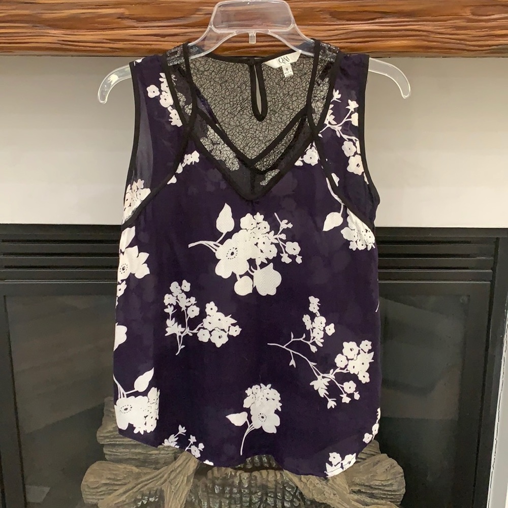 {Q&A}Sz S Navy w/white Flowers and Black trim